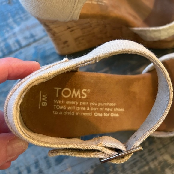 Toms Women Size 6 Wedge Sandal Light beige cream pattern at toes 3.5” heel - Picture 9 of 10